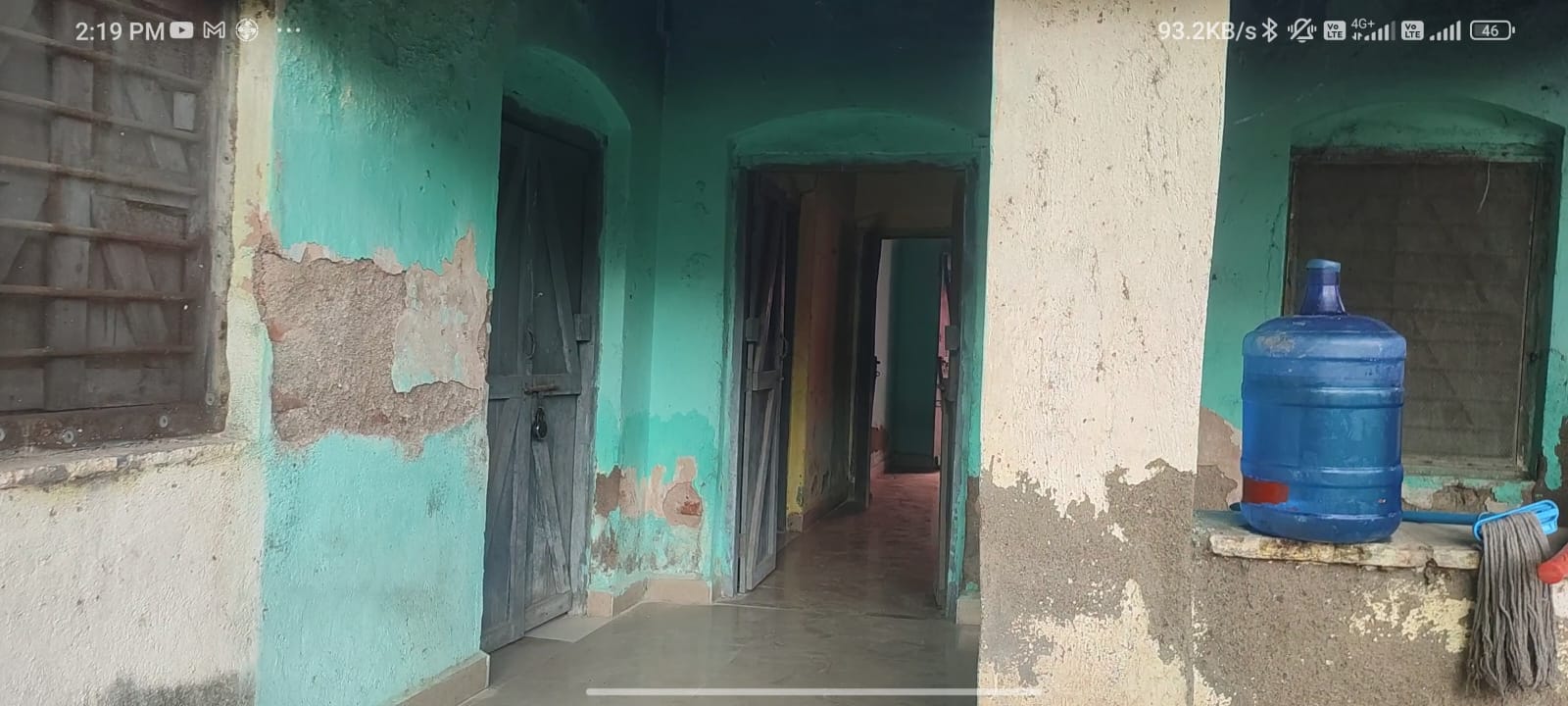 घाणीच्या साम्राज्य असलेल्या इमारती मध्ये हिंदुहृदयसम्राट बाळासाहेब ठाकरे आपला दवाखान्याचे  उदघाटन